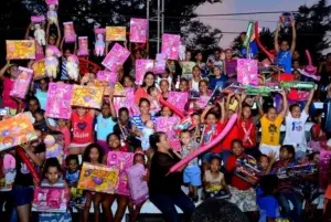 Candidata a diputada entrega juguetes a niños del sector 30 de Mayo