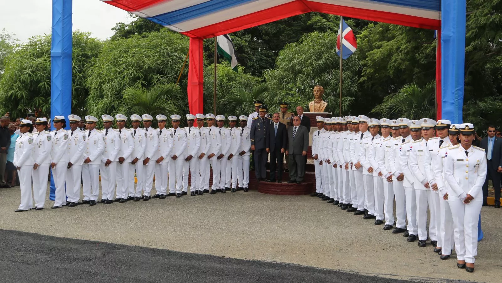 Danilo Medina encabeza graduación de 35 cadetes de la Policía