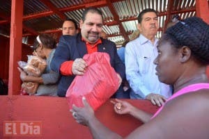 PRSC y Fundación Joaquín Balaguer distribuyen canastas a familias escasos recursos