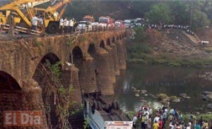 Al menos 15 muertos y 40 heridos al caer un autobús desde un puente en la India