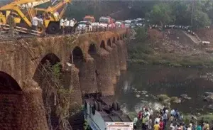 Al menos 15 muertos y 40 heridos al caer un autobús desde un puente en la India