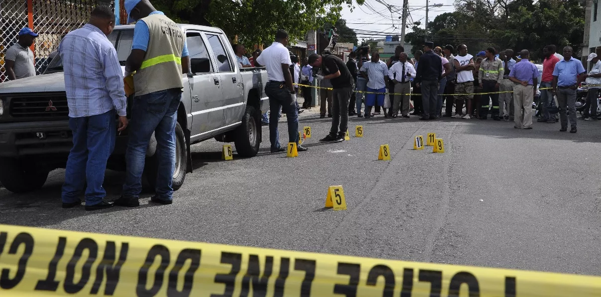 Matan a tiros a dos jóvenes en colmadón de Villa Duarte