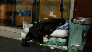 Gobernador de Nueva York firma decreto para proteger a vagabundos en invierno