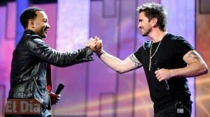 Juanes y John Legend le cantan a inmigrantes encarcelados