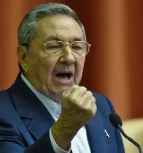 Raúl Castro reta a que le presenten lista de presos políticos para soltarlos