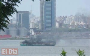 Un pesquero con 300 toneladas de combustible arde en la bahía de Montevideo