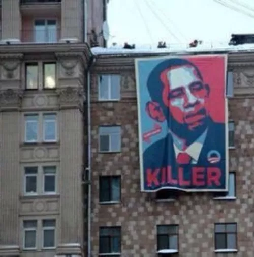 Cuelgan frente a embajada de EEUU en Moscú cartel que llama “asesino” a Obama