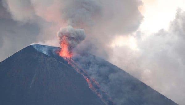 El volcán Momotombo de Nicaragua registra nueva explosión y expulsa gases