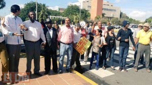 Manifestantes realizan cadena humana frente a la Suprema Corte de Justicia