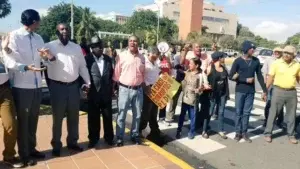 Manifestantes realizan cadena humana frente a la Suprema Corte de Justicia