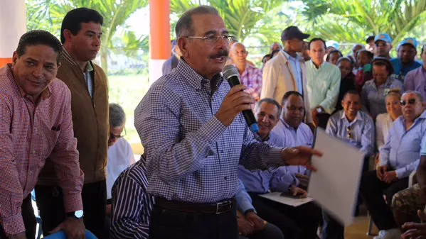 Danilo Medina aprueba financiamiento a productores de El Ranchito, La Vega