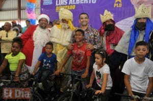 Luis Alberto entrega juguetes en barrios de Santo Domingo Este