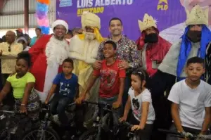 Luis Alberto entrega juguetes en barrios de Santo Domingo Este