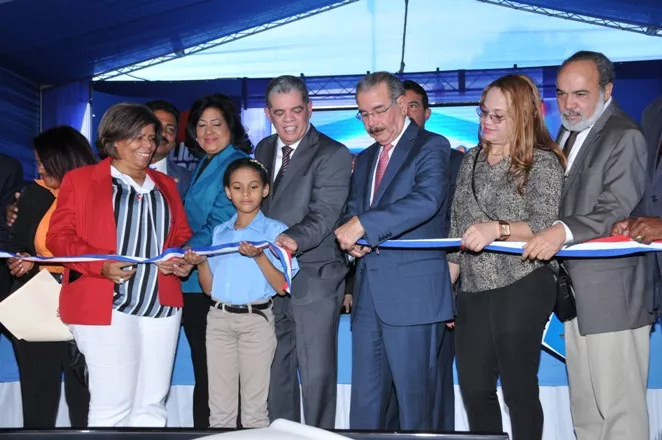 Danilo Medina inaugura escuela en Los Alcarrizos