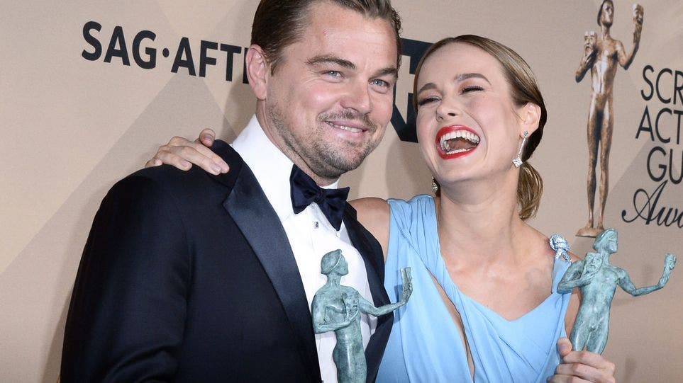 DiCaprio y Brie Larson ganan unos SAG que celebran la diversidad