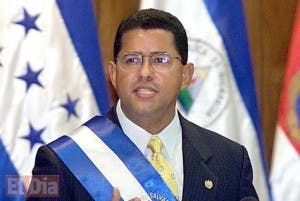 Expresidente salvadoreño Flores permanece en coma tras operación en arteria