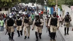 Muere un policía haitiano de un tiro cuando intentaba desbloquear un puente