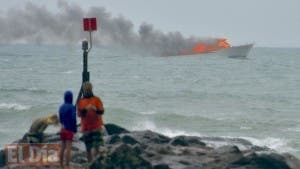 Rescatan a 60 personas que saltaron de un barco en llamas en Nueva Zelanda