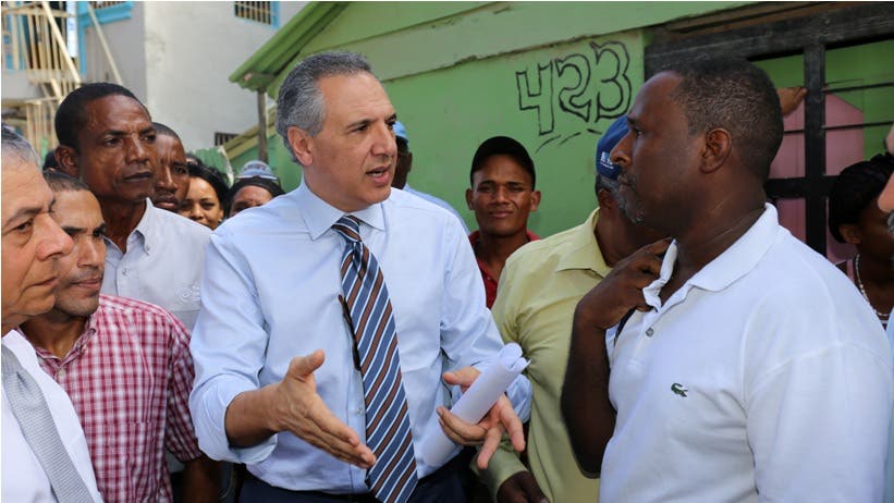 Peralta promete arreglar calles, cañadas y hasta los callejones de La Ciénaga