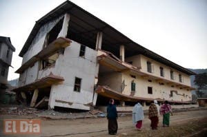 Aumentan a 13 los muertos y a 228 los heridos por sismo en India y Bangladesh