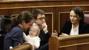 Diputada española asiste al Congreso con su bebé de siete meses y lo amamanta en plena sesión