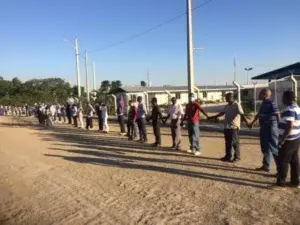 Instalan cadena humana frente a planta a carbón en Punta Catalina