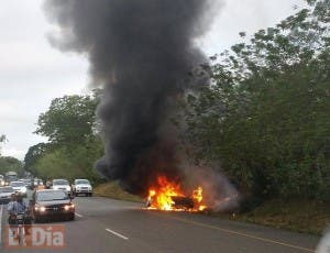 Vehículo se incendia en la autopista Duarte