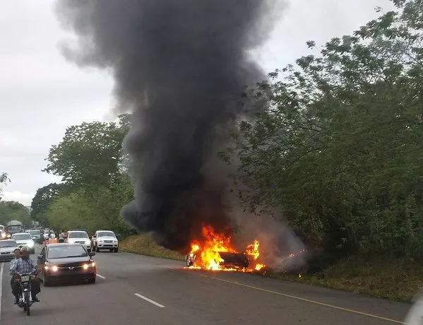 Vehículo se incendia en la autopista Duarte