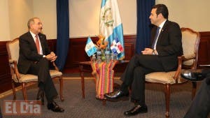 Danilo Medina sostiene reunión bilateral con presidente guatemalteco