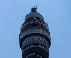 Londres se despide de David Bowie con un mensaje en lo alto de la Torre BT