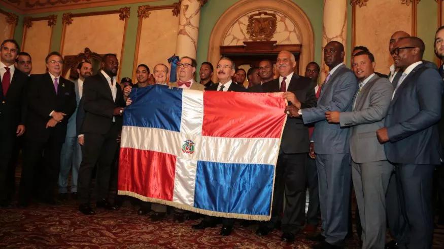 Presidente entrega Bandera a equipo representará RD en serie Béisbol del Caribe