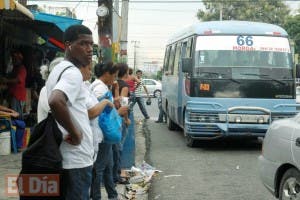 Usuarios transporte de guaguas San Cristóbal se quejan no bajan pasajes