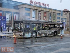 Incendio en autobús deja 17 muertos en China; hay una persona detenida