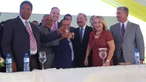 Gobierno entrega 176 apartamentos y una escuela en Barahona