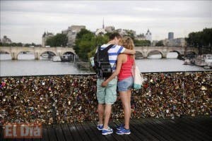 Se baraja subastar los candados de amor retirados de los puentes de París