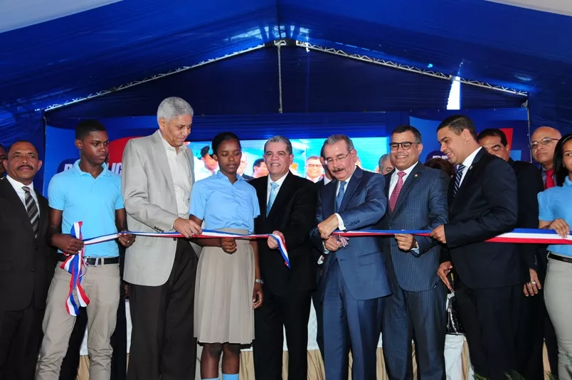 Presidente Medina inaugura liceo de 28 aulas en San Cristóbal