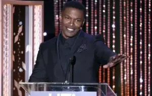 Jamie Foxx rescata a conductor de vehículo en llamas