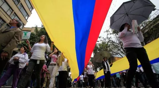 Cientos de colombianos marchan para exigir mejora salarial