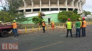 Ayuntamiento del DN realiza operativo de aseo y ornato en el estadio Quisqueya