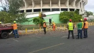 Ayuntamiento del DN realiza operativo de aseo y ornato en el estadio Quisqueya