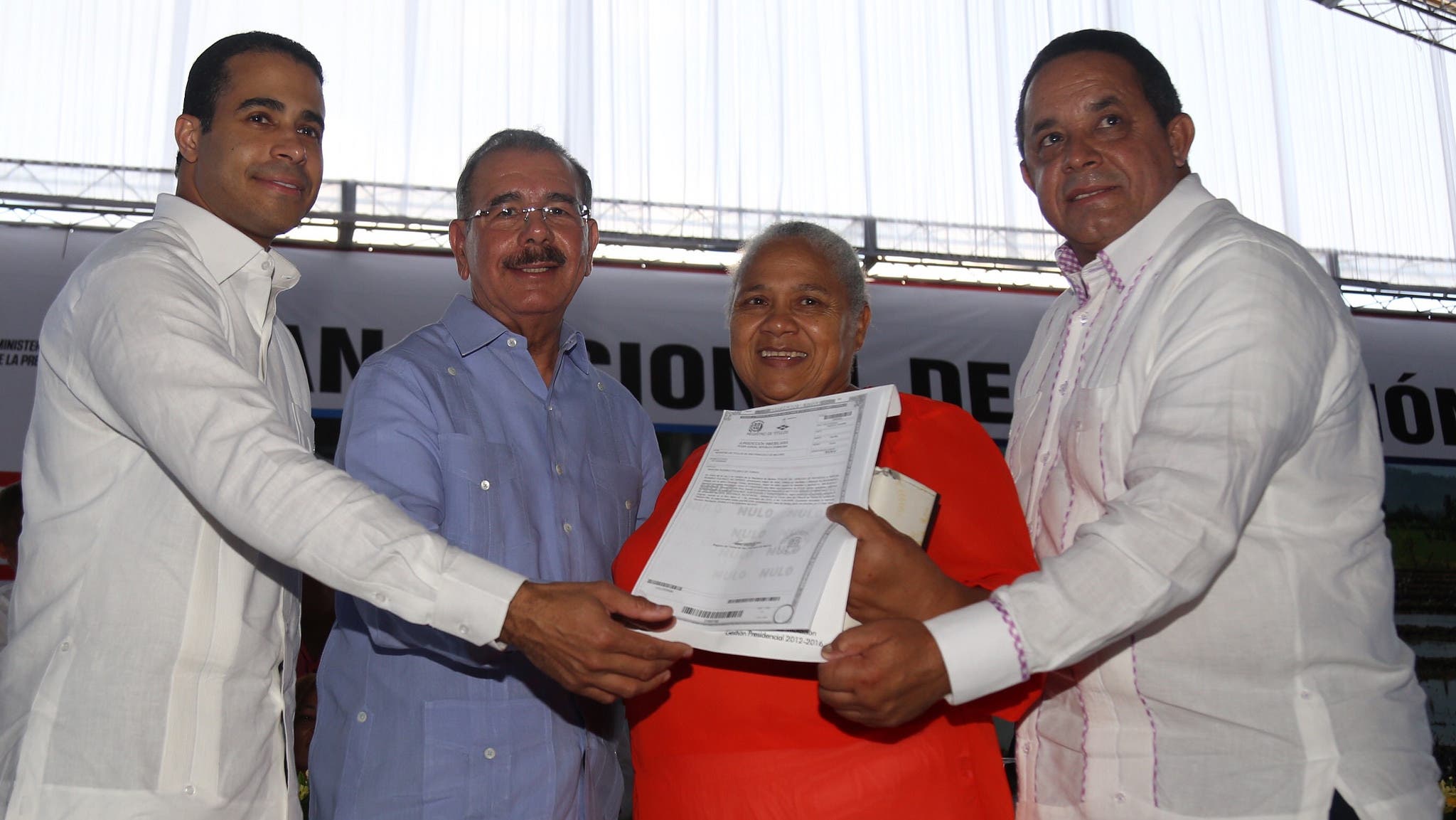 Gobierno entrega títulos de tierra a 3,587 familias de provincia Duarte