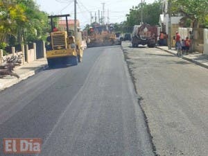 Obras Públicas realiza trabajos de asfaltado en Barahona