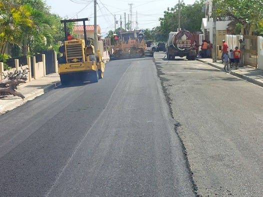 Obras Públicas realiza trabajos de asfaltado en Barahona