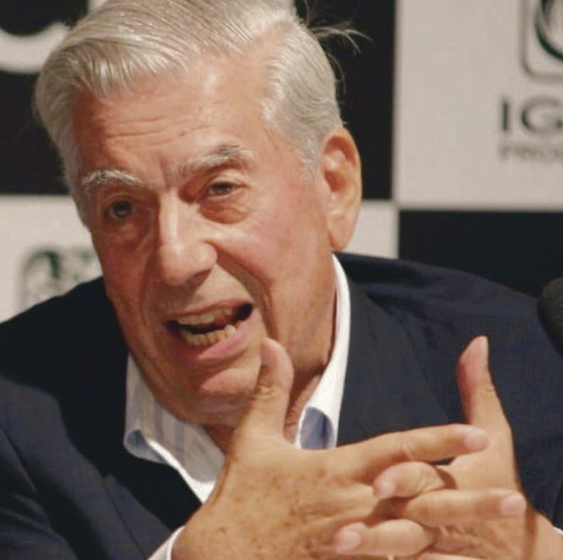 El Gobierno otorga premio a Vargas Llosa