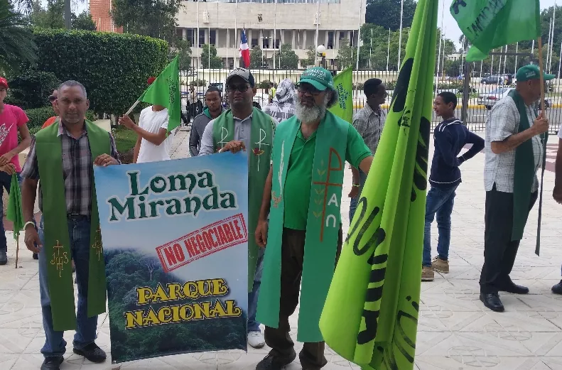 Sacerdotes retoman lucha por loma Miranda