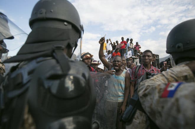 Exmilitares toman calles de la capital haitiana en medio de crisis política