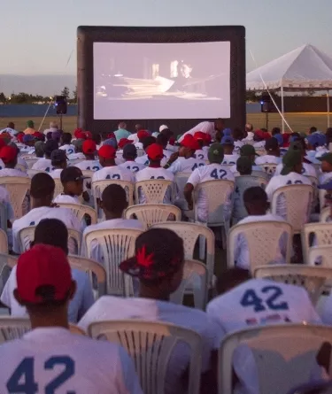 Niños participan en ‘Noche de Cine Jackie Robinson’