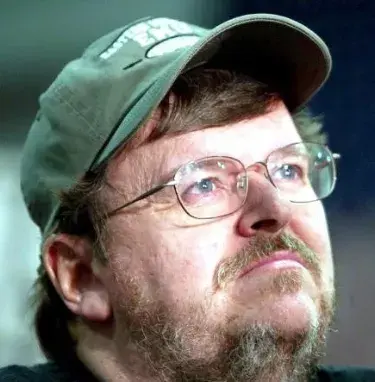 Cineasta Michael Moore internado