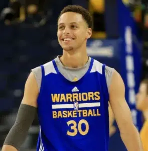 Curry y los Warriors amplían su marca histórica