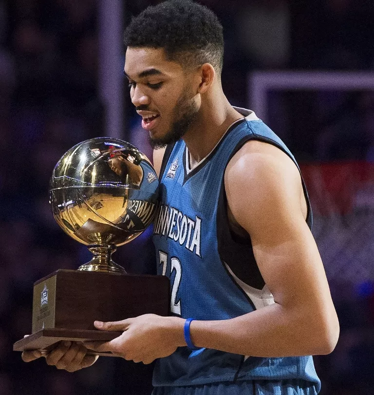 Towns demuestra ya es fenómeno en NBA